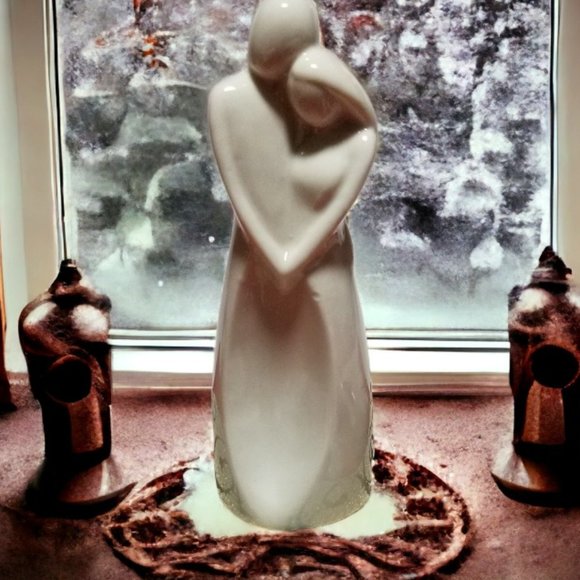 Loving Couple Ivory White Ceramic Figurine Wedding Favor Cake Topper Centerpiece - Picture 1 of 7